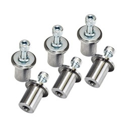 Acélcsavarok készlete, amely az OBP pedálburkolatait rögzíti